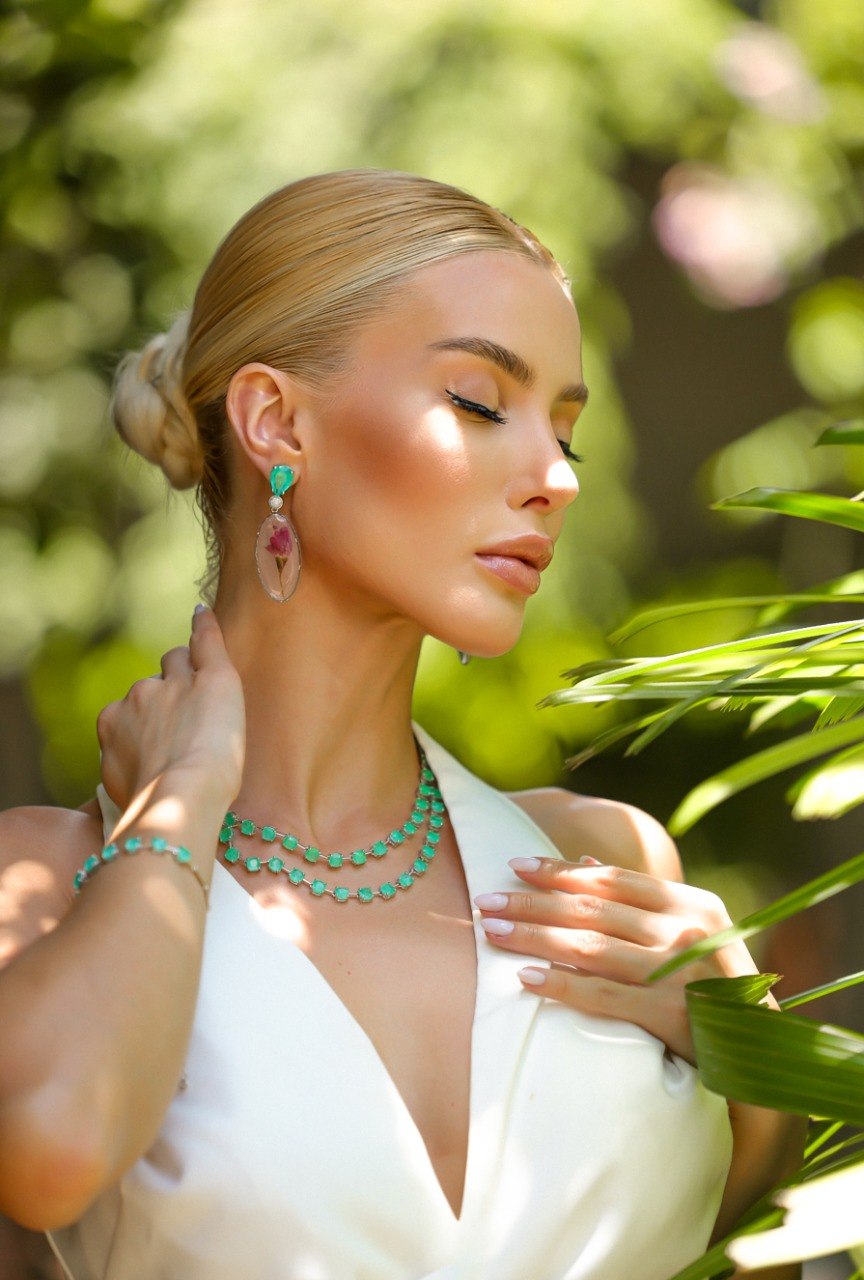 Modelo com conjunto de colares e brincos verdes